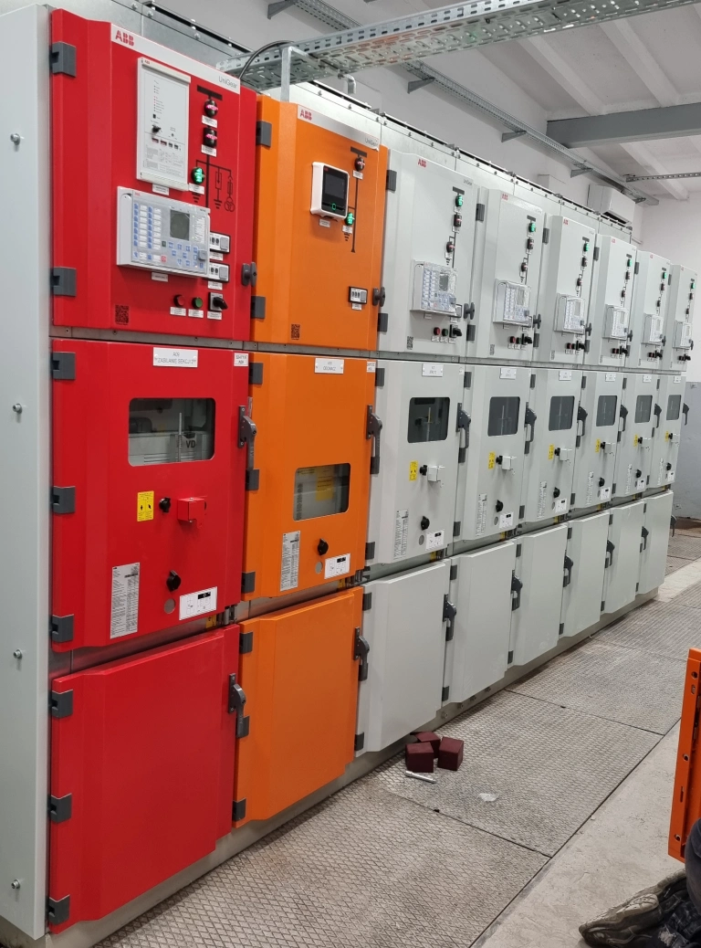 mężczyzna przy liniach